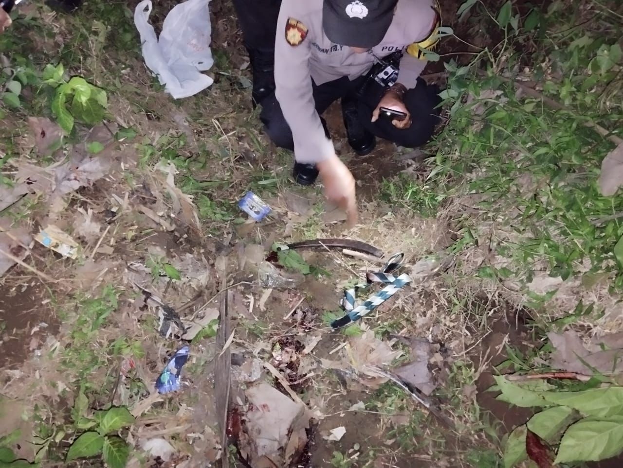 Polisi menemukan senjata yang diduga digunakan untuk duel carok oleh dua orang di Bumirejo Dampit. Kasus dalam penyelidikan Satreskrim Polres Malang