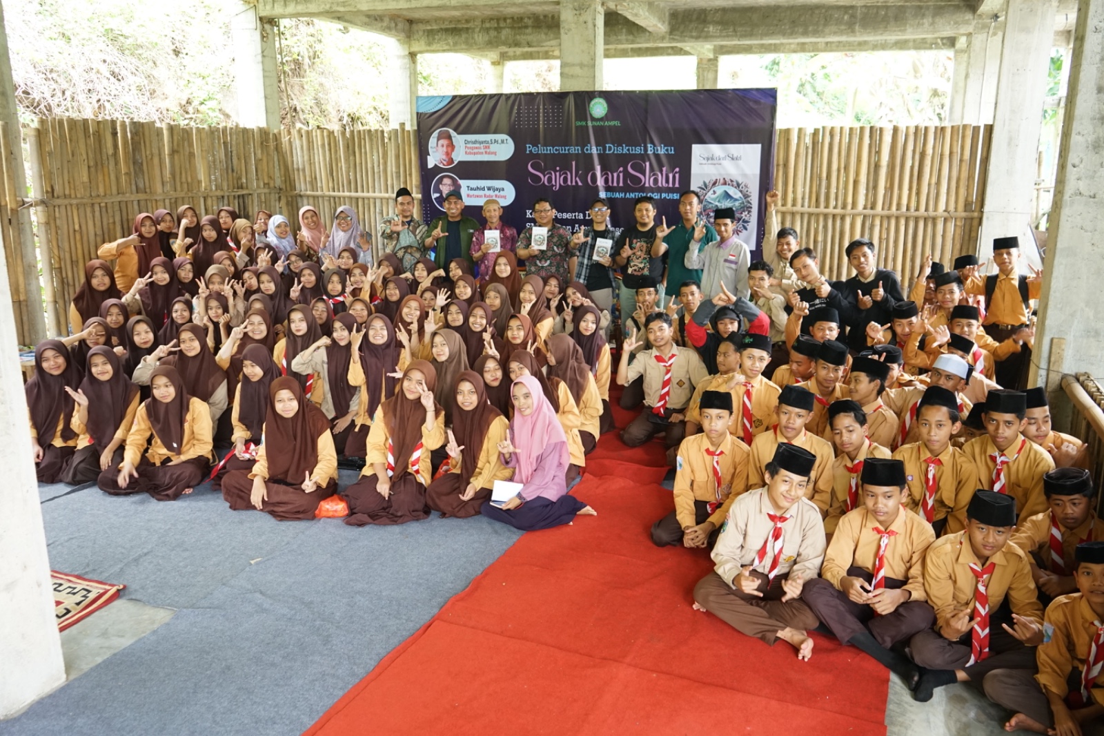 MENEMBUS BATAS: Pembicara, kepala sekolah, guru, peserta, dan siswa SMK Sunan Ampel Kasembon usai peluncuran buku di aula yang berdinding bambu, Sabtu (9/11).