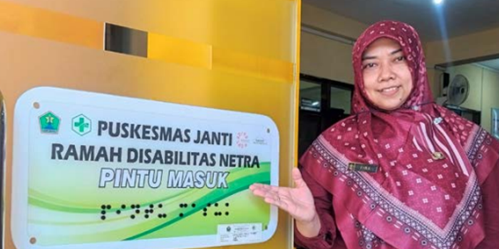 INOVATIF: Fira Dwijayanti menunjukkan papan penanda yang dilengkapi huruf braille di Puskesmas Janti Sabtu lalu (9/11).