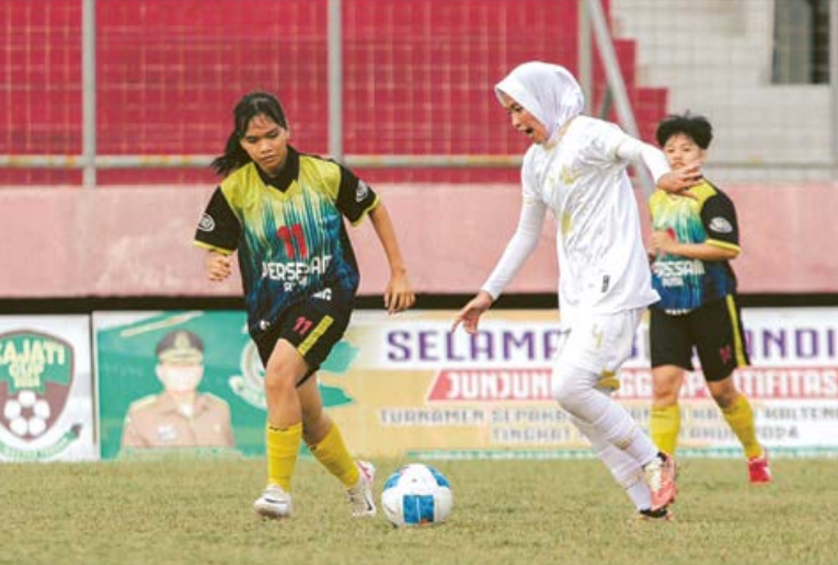 TAMPIL GEMILANG: Alzahna Firzalvia (kanan) berusaha melepaskan umpan dalam laga melawan Persesam Sampit (6/11).