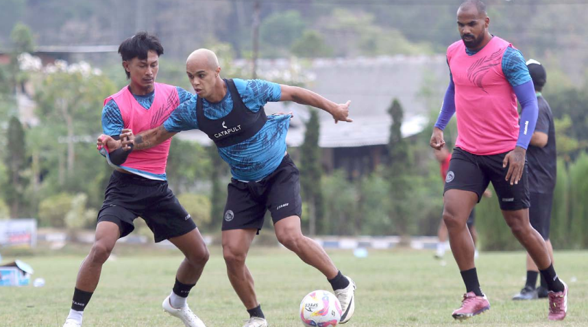 PERKEMBANGAN POSITIF:Jhon Alfarizi (kiri) dan Thales Lira mengawal ketat Wiliam Marcilio (tengah) dalam sesi latihan di ARG Soccer Field.