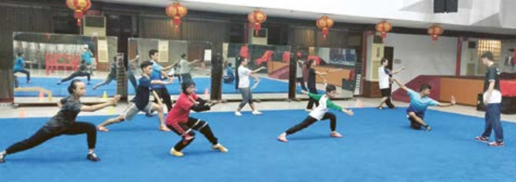 JAGA KONSISTENSI: Atlet wushu Kota Malang berlatih di Gedung Wushu, Karangbesuki, Sukun, pekan lalu.