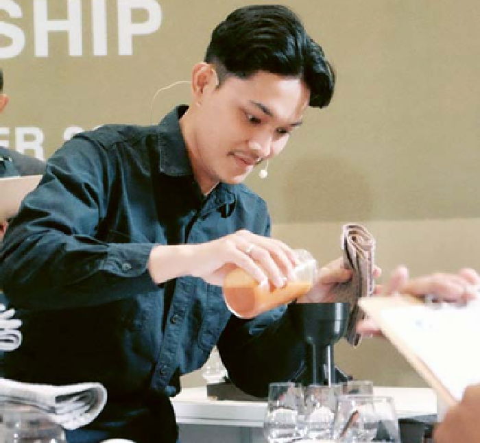 PUNYA SERTIFIKAT Q GRADER: Yanuar Arlief Rokmansyah tampil dalam Indonesia Barista Championship (IBC) di Jakarta Convention Center, Desember 2023. YANUAR ARLIEF ROKMANSYAH FOR RADAR MALANG