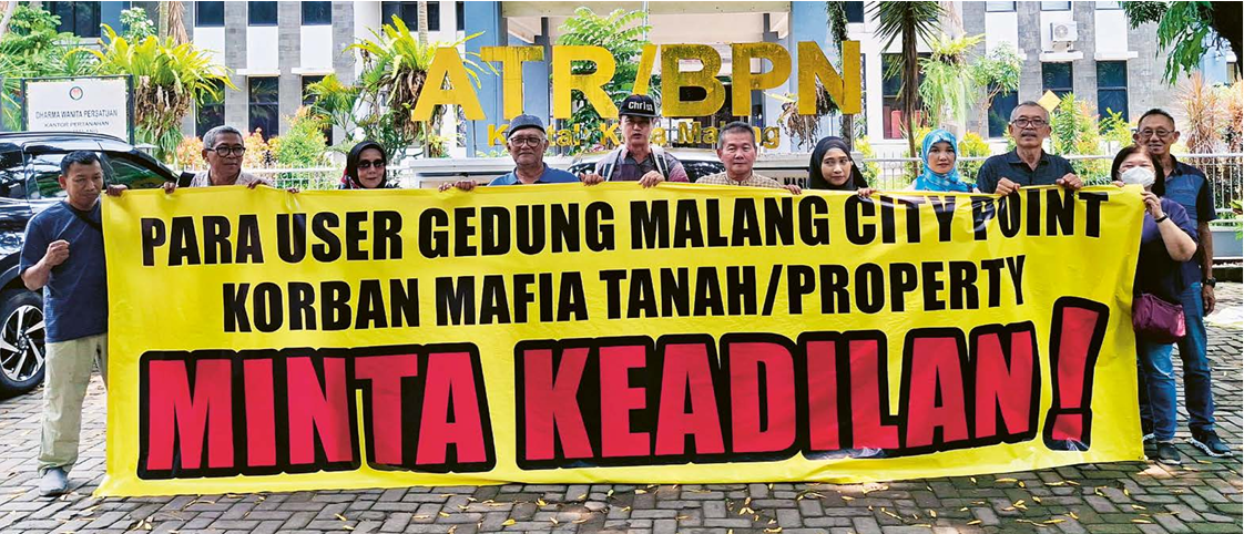 TERUS BERJUANG: Para user Malang City point membentangkan spanduk di depan kantor Badan Pertanahan Nasional Kota Malang kemarin (11/11). NABILA AMELIA/RADAR MALANG