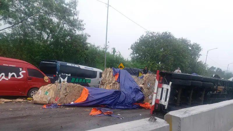 Potret situasi usai kecelakaan di Tol Cipularang KM 92(akun x @heulaaluhe).