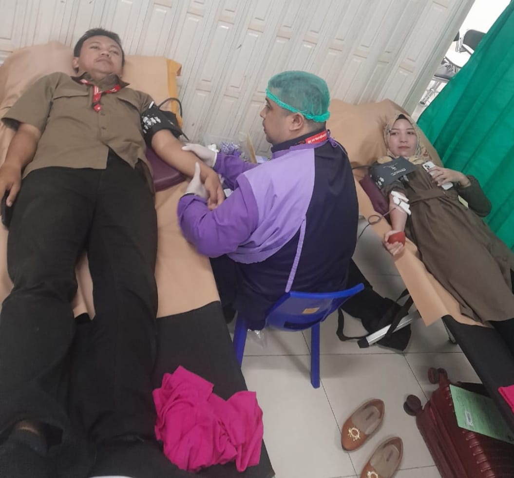 PEDULI: Sejumlah karyawan Alfamart cabang Singosari mendonorkan darahnya, Selasa (12/11)