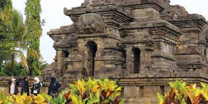 DIDOMINASI PELAJAR: Para wisatawan menikmati keindahan Candi Singosari di Kelurahan Candirenggo, Kecamatan Singosari, Kabupaten Malang kemarin (11/11). Rata-rata, setiap bulannya ada 2.000 wisatawan.