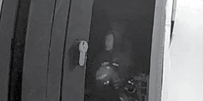 CURANMOR: Aksi maling membawa kabur sepeda motor terekam CCTV. Aksi pencurian terjadi di garasi kantor Jalan Trunojoyo, Kecamatan Kepanjen, Minggu malam (10/11).
