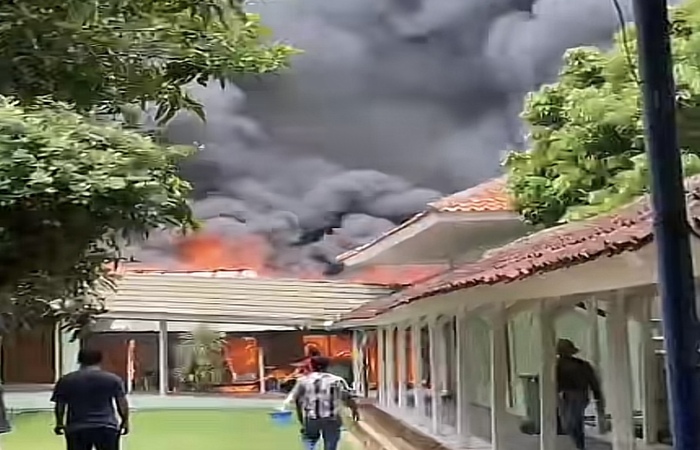 Kondisi api yang sudah mulai membesar di Rumah Sakit Dera As-Syifa (TikTok aueliarahma)