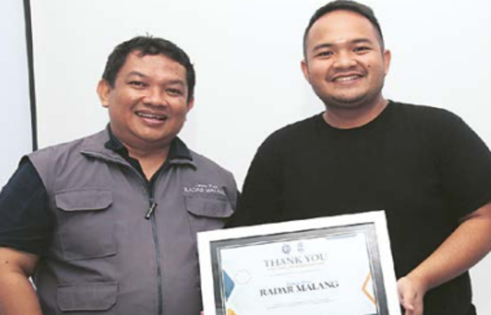 TIM LEBIH MATANG: Owner Unggul FC Nicola Reza Samudra (kanan) bersama Direktur Jawa Pos Radar Malang Tauhid Wijaya meresmikan jalinan kerja sama, kemarin siang (12/11).