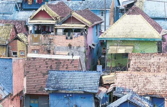 KUSAM: Warna dinding dan atap rumah di Kampung Tridi sudah memudar. Ke depan, bagian atap akan dicat dengan pola pelangi untuk membedakan dengan Kampung Warna-Warni.