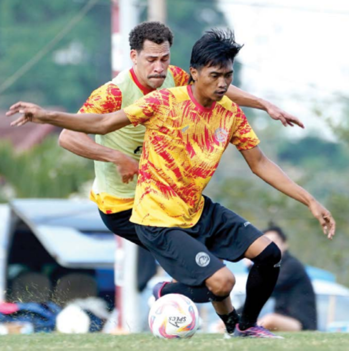ANTIKENDUR: Jayus Hariono (depan) berusaha melindungi bola dari Pablo Oliveira dalam internal game di ARG Soccer Field, Lawang, Senin lalu (11/11).