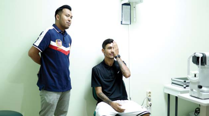 WAJIB BUGAR: Manajer Unggul FC Usa Laksono (kiri) mendampingi Andres Teran menjalani tes kesehatan di RS Hermina, Senin. lalu (11/11).