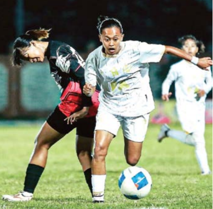 TANCAP GAS: Anisya Widyawati (kanan) berhasil melewati pemain PSW Mataram dalam laga final Kajati Cup II, Minggu lalu (10/11).
