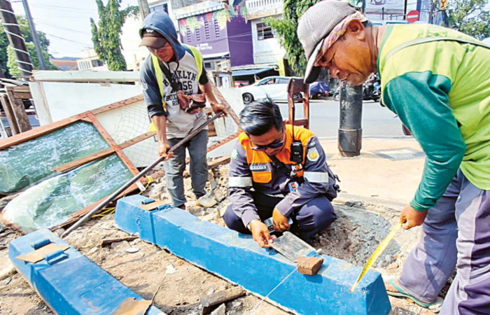 DITELITI: Potongan badug yang diduga peninggalan zaman kolonial Belanda ditemukan di Jalan Halmahera (Jagalan), Kecamatan Klojen, kemarin (12/11)