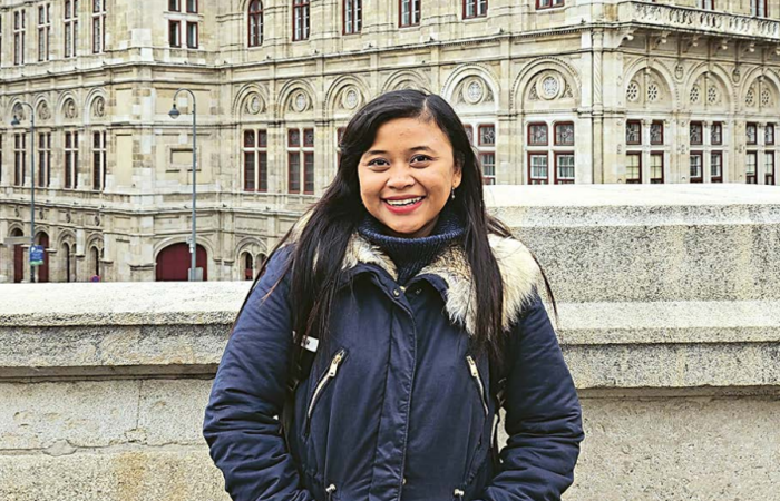 RINDU KELUARGA: Yohanna Nirmalasari berpose di depan Museum Seni Albertina, Wina, Austria, beberapa waktu lalu.