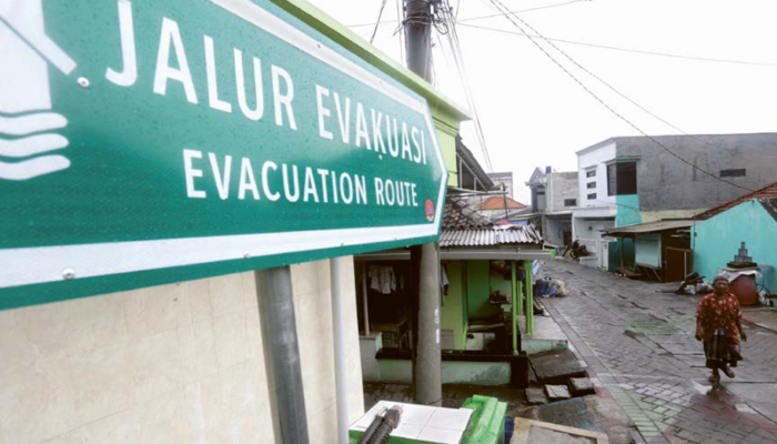 UNTUk KESELAMATAN: Salah satu papan jalur evakuasi terpasang di daerah Nambangan kemarin siang.  Papan informasi yang dipasang  bertujuan untuk memudahkan  masyarakat pesisir dalam melakukan mitigasi.