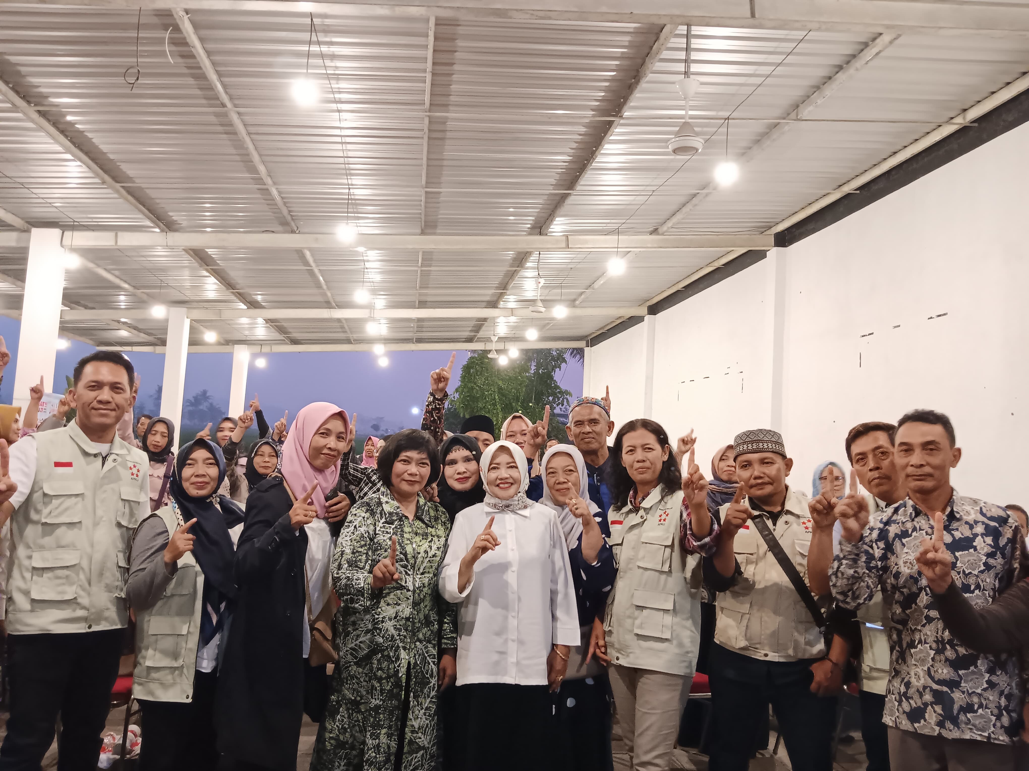 SERAP ASPIRASI: Cawabup Malang nomor urut 01 Lathifah Shohib bersama anggota APKLI Kabupaten Malang di Desa Sempalwadak, Kecamatan Bululawang kemarin (13/11)