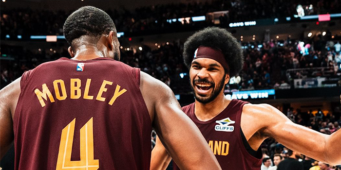 Evan Mobley dan Jarrett Allen membela Cleveland Cavaliers.