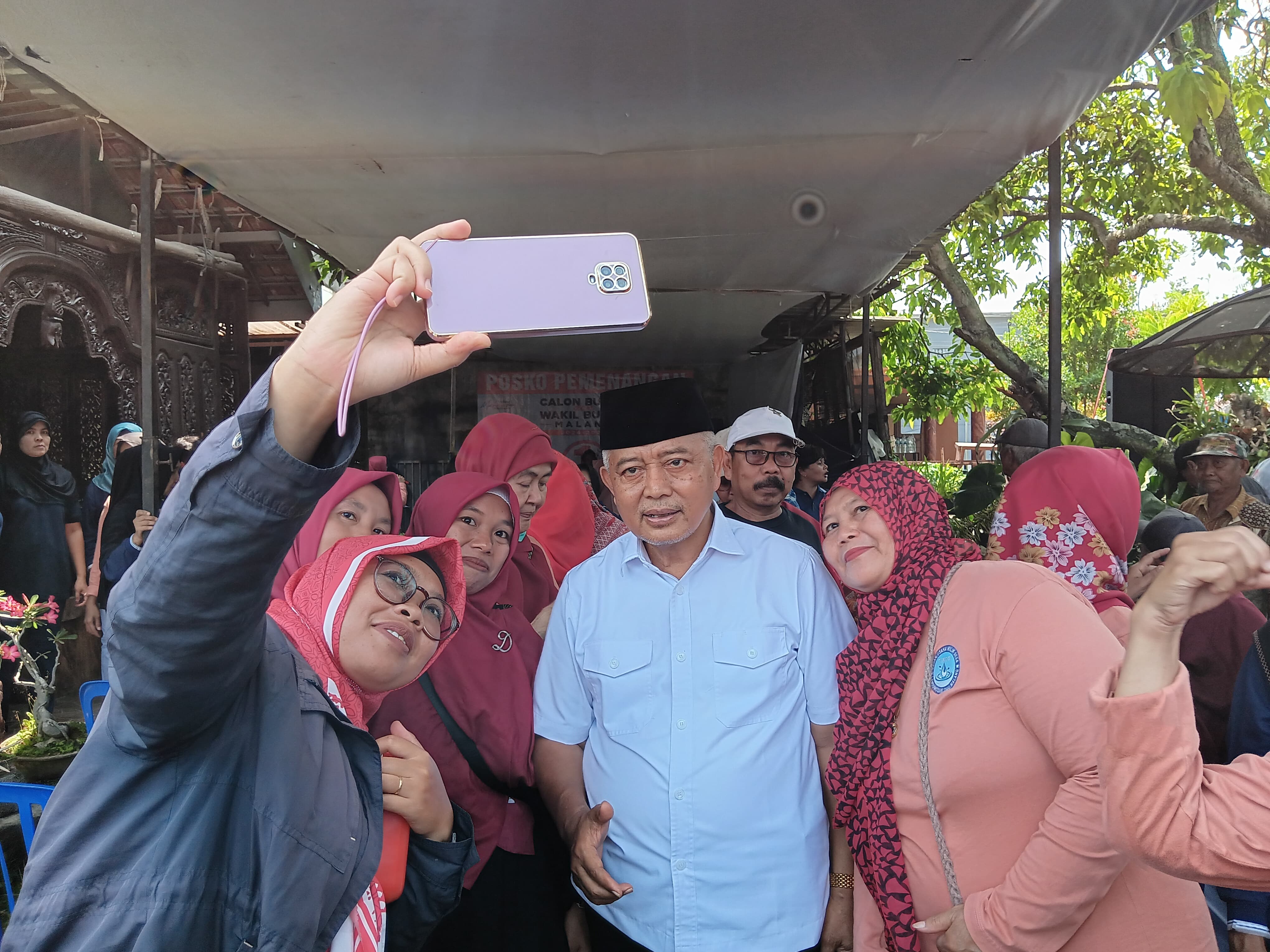 PEDULI PETANI: Calon Bupati Malang H M. Sanusi bertemu pedagang dan kelompok tani di Dusun Klandungan, Desa Landungsari, Kecamatan Dau kemarin.