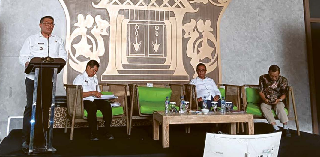 ARAH PEMBANGUNAN: Plt Bupati Malang Didik Gatot Subroto memberikan sambutan dalam sosialisasi RPJPD Kabupaten Malang 2025- 2045 di Shanaya Resort, Desa Ngijo, Kecamatan Karangploso kemarin (13/11).