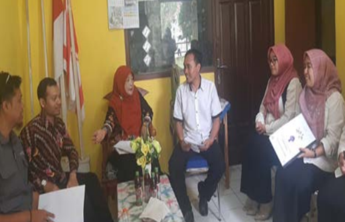 BEKAL UNTUK SISWA: Tim literasi SMP PGRI 3 Kota Malang mempresentasikan program-programnya di depan tim juri Lomba Literasi Sekolah, kemarin