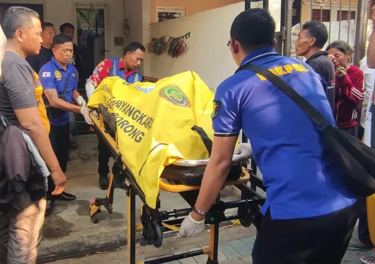 Jenazah ibu yang tewas dicekik anak kandung di Sidoarjo. Anaknya yang pemabuk dan pengangguran minta hp tak dituruti