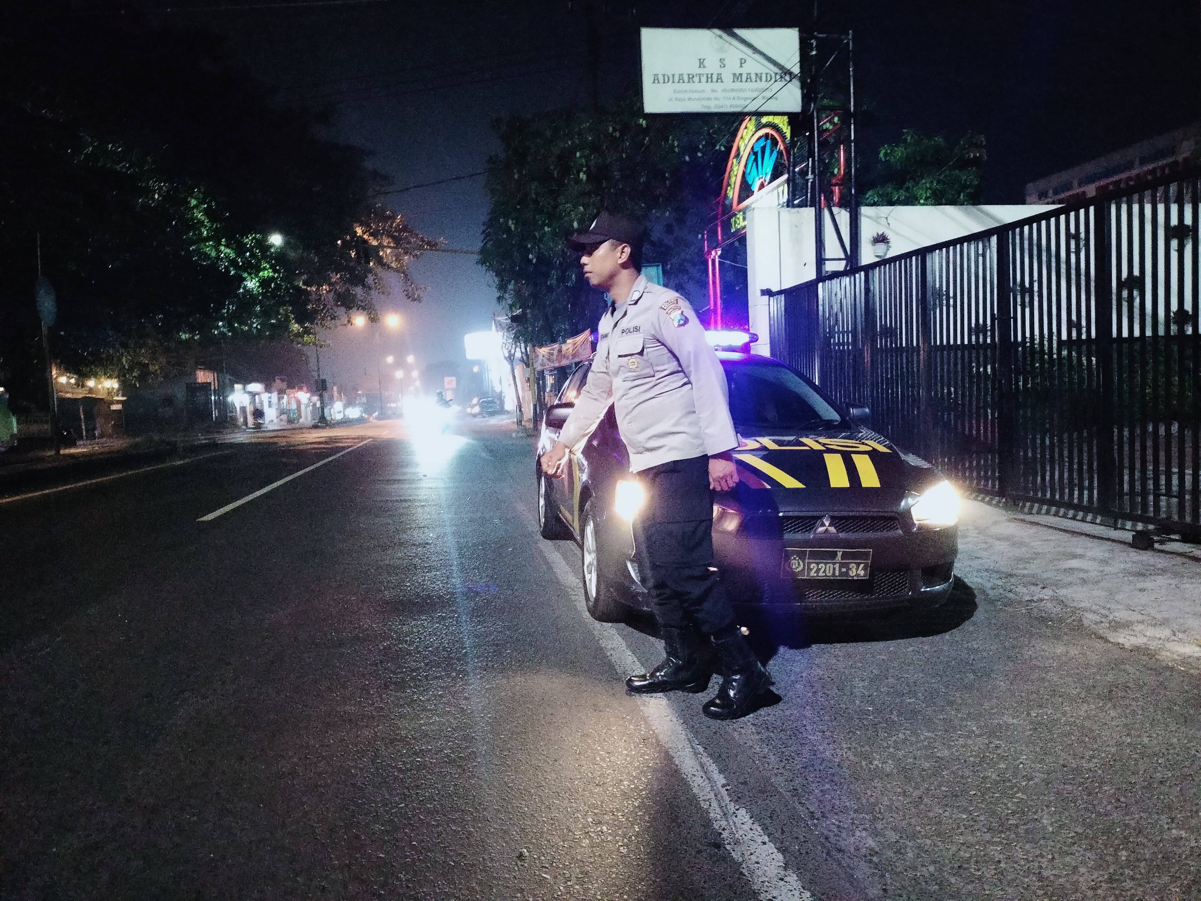 PENERTIBAN: Personel dari Polsek Singosari siaga di Jalan Mondoroko, Kecamatan Singosari kemarin (14/11). Mereka langsung beraksi ketika melihat kerumunan remaja yang akan melakukan balap liar.