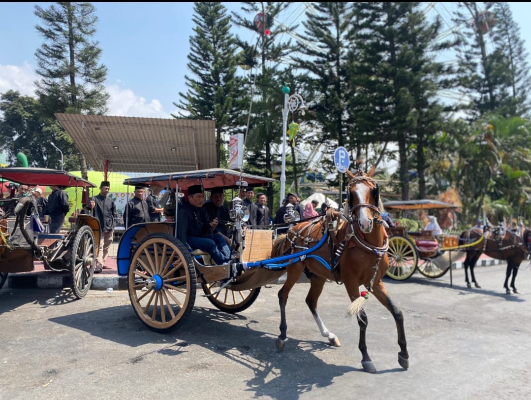 MAKIN KEREN: Dokar wisata di Alun-Alun Kota Batu melengkapi layanan pariwisata, Kamis (14/11).