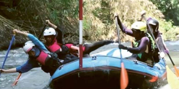 MAKSIMALKAN POTENSI: Atlet Arum Jeram Kota Malang menjalani latihan di Sungai Bangau, Kota Malang, kemarin.