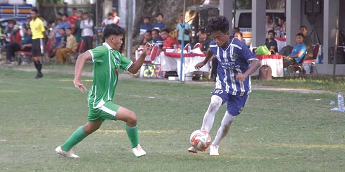 TEPIS KERAGUAN: Pemain Kota Malang (kanan) berusaha melewati penggawa tim Kota Surabaya di final Popda Jatim cabor sepak bola.