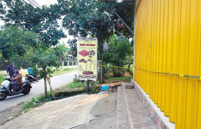 TKP: Ruko tempat terjadinya pembacokan di Desa Asrikaton, Kecamatan Pakis diberi garis polisi kemarin (14/11).
