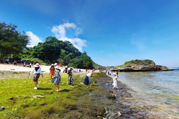 Pantai Tanjung Penyu di Sitiarjo Sumbermanjing Wetan, Kabupaten Malang saat dikunjungi wisatawan