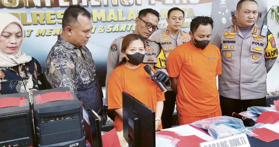 PASAL BERLAPIS: Hermin (berbicara menggunakan mic) dan dian ditampilkan ke hadapan awak media di Mapolresta Malang Kota kemarin (15/11). Keduanya merupakan karyawan dan kepala cabang PT NSP.