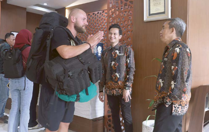 MULAI MENINGKAT: Salah satu wisatawan mancanegara hendak menginap di Ascent Premiere Hotel and Convention, beberapa waktu lalu. Okupansi hotel selalu meningkat pada akhir tahun.