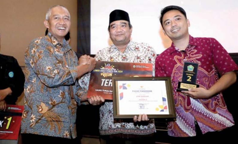 APRESIASI: Sekda Kota Malang  Setyo Santoso menyerahkan hadiah kepada pemenang Lomba Video Pendek KIM 2024.