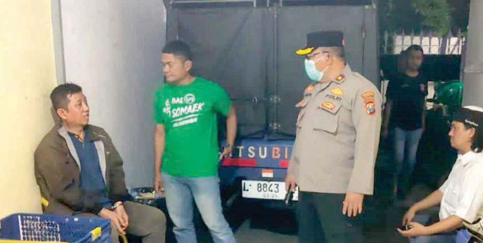 TERTANGKAP BASAH: Andy Surotrinoto (kiri) diamankan polisi setelah menikam adik dan keponakan karena berebut warisan pada Kamis (14/11).