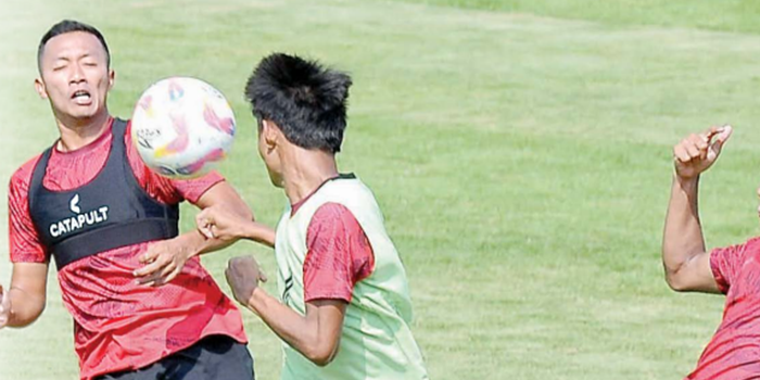 JAGA SENTUHAN: Achmad Maulana Syarif (tengah) berusaha menghalau bola dalam internal game di Lapangan Wonoayu, Wajak, Kabupaten Malang, kemarin.