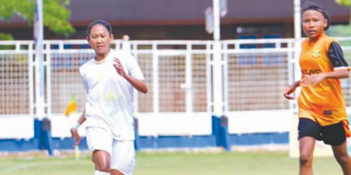 BELUM BERUNTUNG: Sabrina Mutiara Firdaus (kiri) berusaha mengontrol bola dalam laga melawan Putri JP di Stadion Swakarya, Muara Teweh, kemarin.
