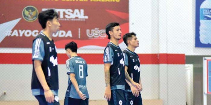 JADWAL PADAT: Para pemain Unggul FC menjalani sesi latihan taktik di Unggul Sport Center, kemarin.