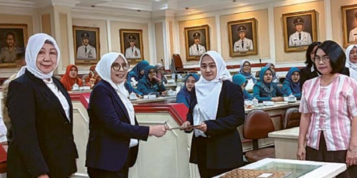 PERGANTIAN KEPENGURUSAN: Setelah pengukuhan, pengurus baru FPPI melakukan serah terima dengan pengurus lama.