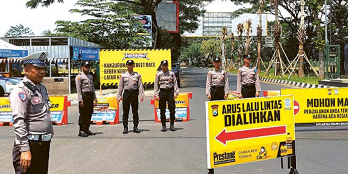 AKSES TERDAMPAK: Personel polisi siaga di pintu barat Jalur Lingkar Barat (Jalibar) Kepanjen kemarin (15/11).