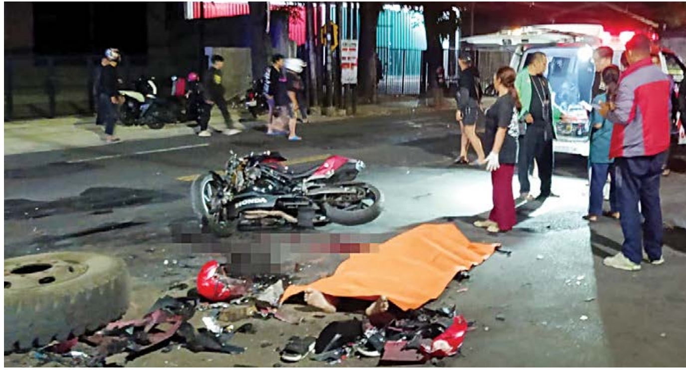 MENINGGAL DI TEMPAT: Petugas PMI Kota Malang bersama relawan berupaya mengevakuasi korban kecelakaan di Jalan Sunandar Priyo Sudarmo, kemarin pagi (16/11), sekitar pukul 05.30.
