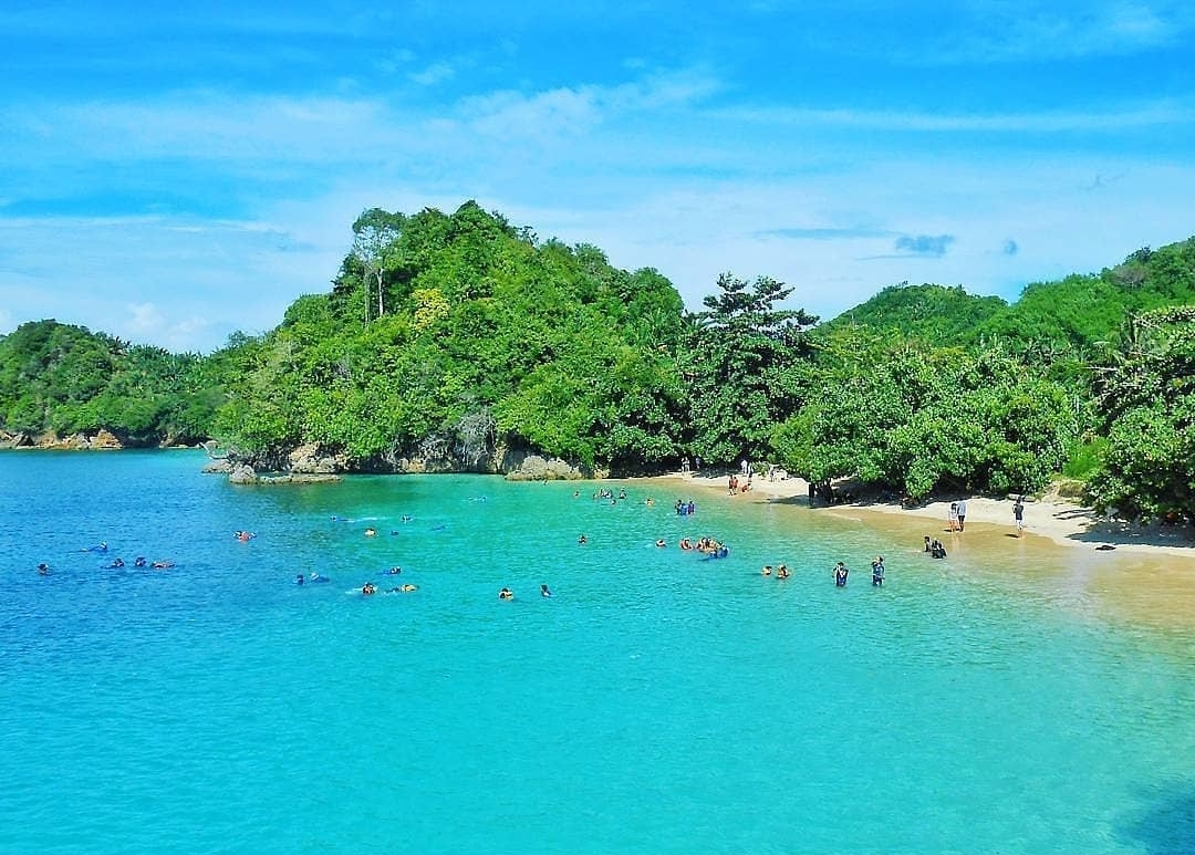 Panorama langit dan pantai tiga warna di Malang Selatan