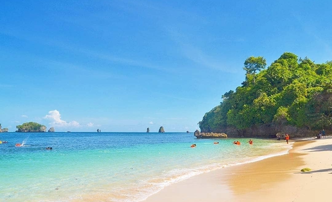 Hamparan langit biru dan garis pantai CMC Tiga Warna di Malang selatan