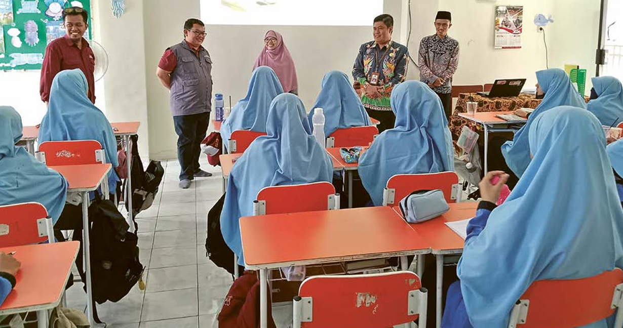PENUH SEMANGAT: Direktur Jawa Pos Radar Malang Tauhid Wijaya (dua dari kiri) bersama Kadisdikbud Kota Malang Suwarjana (dua dari kanan) meninjau kegiatan literasi siswa SMPIT As Salam