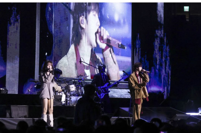 Wendy dan Jin saat menampilkan lagu duet mereka, Heart by the Window (Instagram Jin BTS).