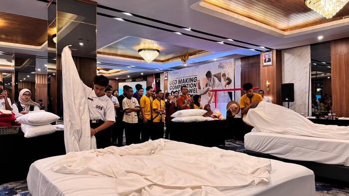 Atas: Making Bed Competition & Art Towel Creation Sedang Berlangsung