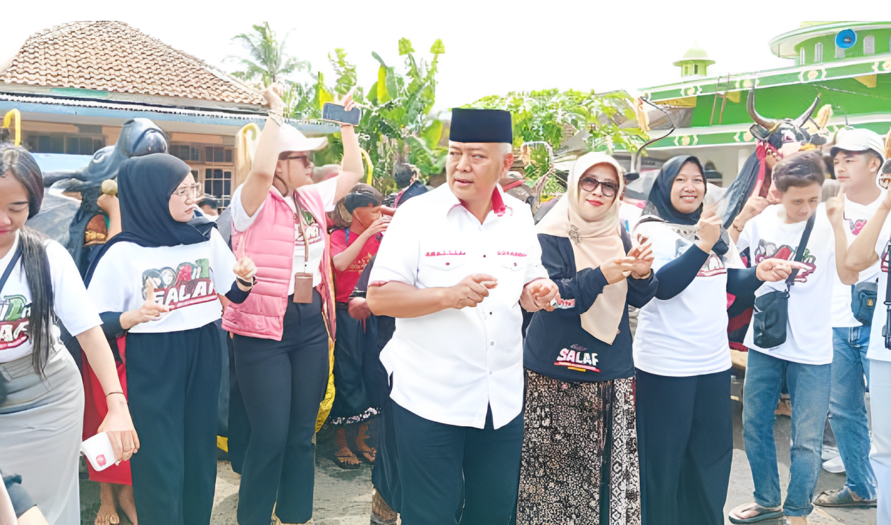 PEULI SENIMN: Calon upati Malang nomor urut 1 H M. Sanusi menghadiri pertemuan rutin kelompok kesenian bantengan dan jaranan di esa Gunungjati, Kecamatan Jabung kemarin (17/11).