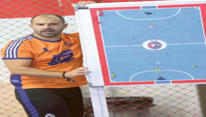 MAKSIMALKAN PERSIAPAN: Pelatih Kepala Unggul FC Joao Almeida memberikan instruksi dalam sesi latihan di Unggul Sport Center, 16 November lalu.